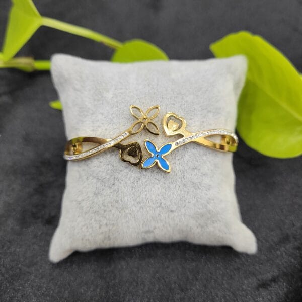 Flower design gold bracelet open type for women with elegant floral pattern – 26BR0008