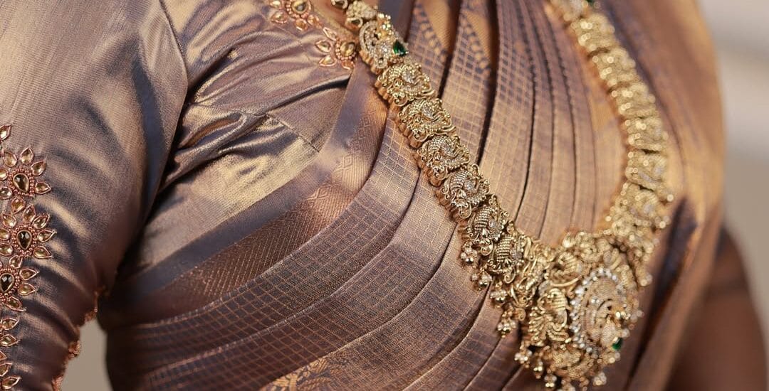 A complete bridal jewellery set laid out for rental in Erode